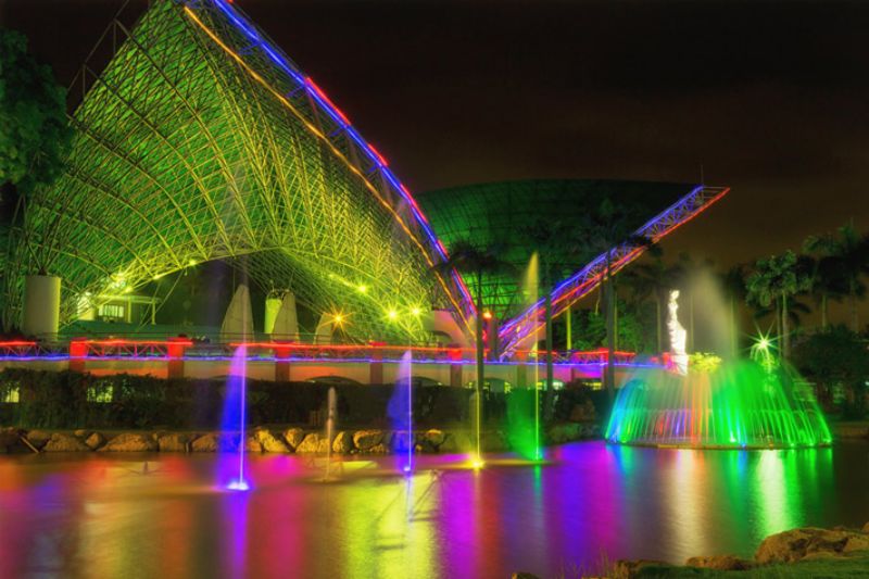 Enjoying water music in Tuan Chau island is very unique and interesting