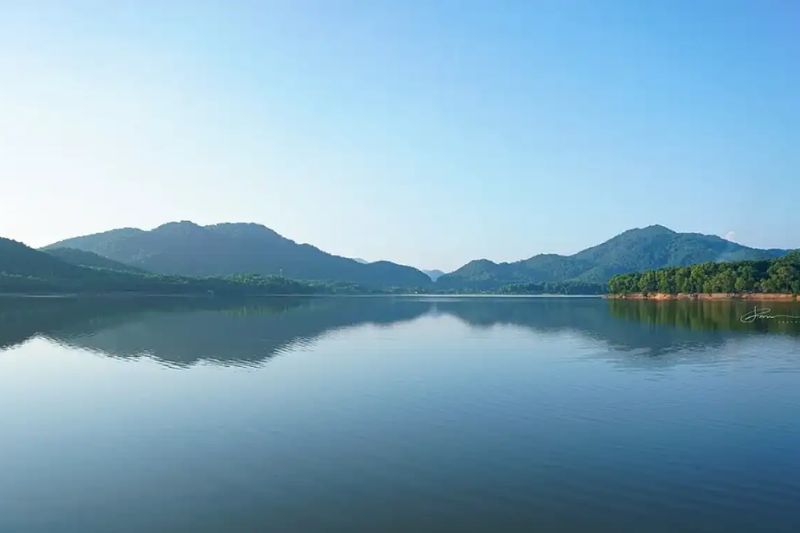 dong-quan-lake-is-one-of-the-famous-outdoor-activity-venues-in-hanoi-possessing-a-pristine-natural-landscape-rich-and-diverse-vegetation