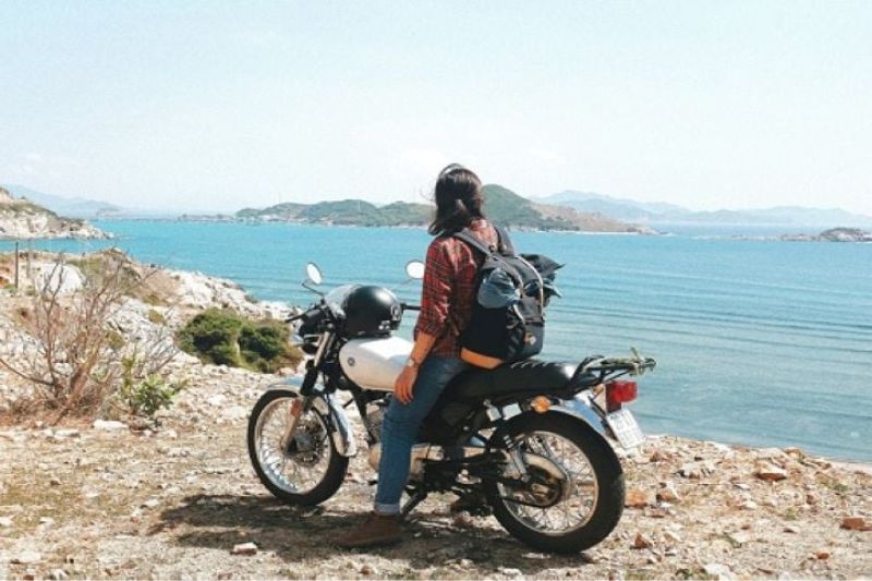 If you want to experience it yourself, you can travel by motorbike from Hanoi to Co To