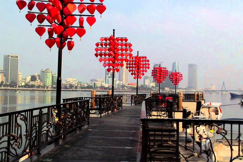 The eye-catching design against the beautiful view of the Love Bridge attracts many couples to check-in