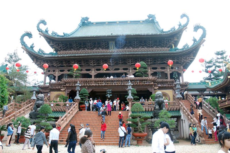 Renting a car to Huong Pagoda is increasingly popular