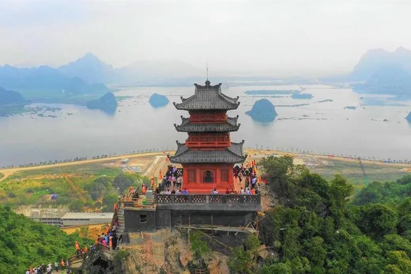 When is the ideal time to go to Huong Pagoda?